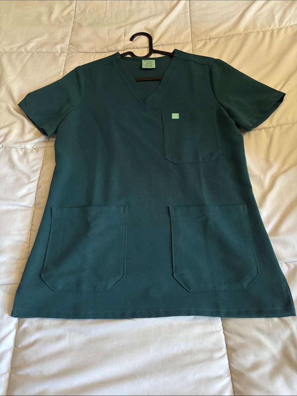 Garde malade Women's Emerald V-Neck Scrub Top with Patch Pockets